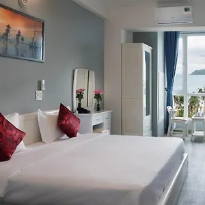Montana Hotel Отель Нячанг